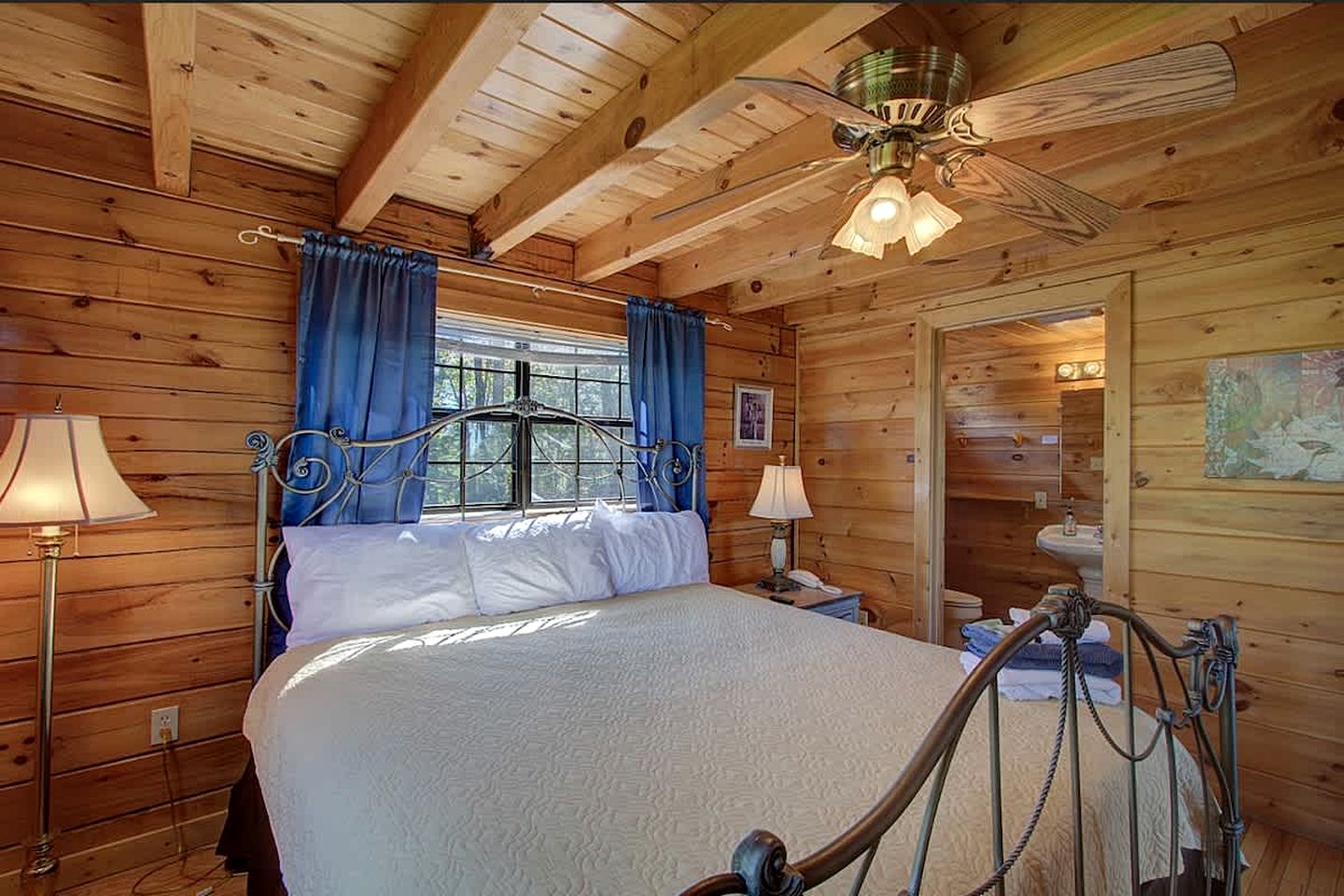 Stunning Mountain View Cabin with Hot Tub & Game Room near Pigeon Forge, Sevierville TN