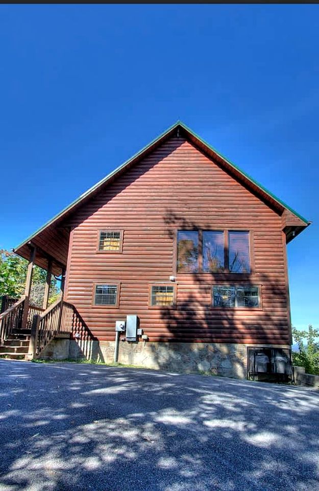 Stunning Mountain View Cabin with Hot Tub & Game Room near Pigeon Forge, Sevierville TN