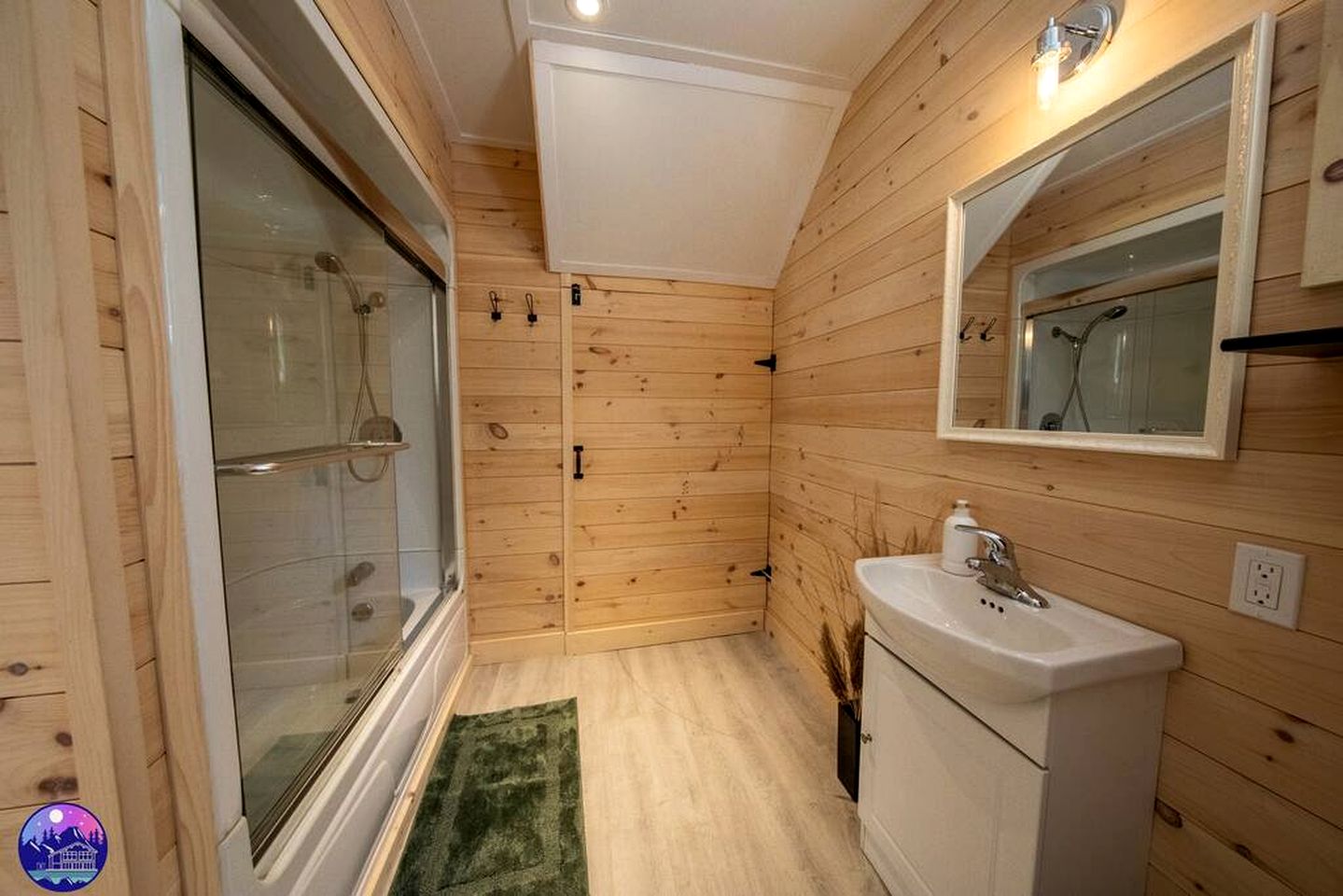 Stunning Pet-Friendly Cabin with Picnic Space, Hot-Tub and Foosball Table in Sainte Lucie des Laurentides, Quebec