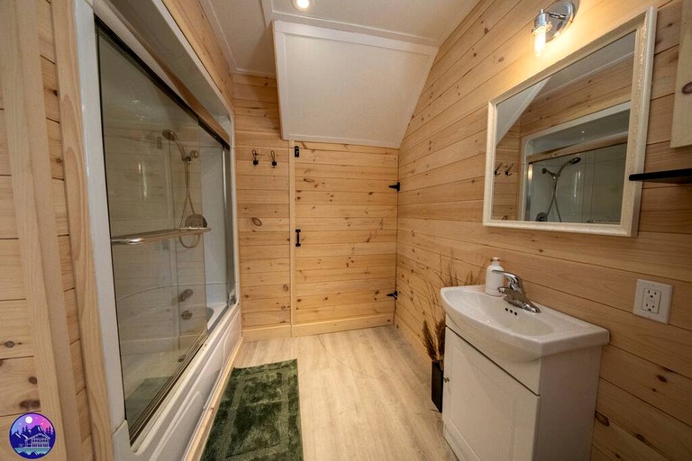 Cabins (Canada, Sainte Lucie des Laurentides, Quebec)