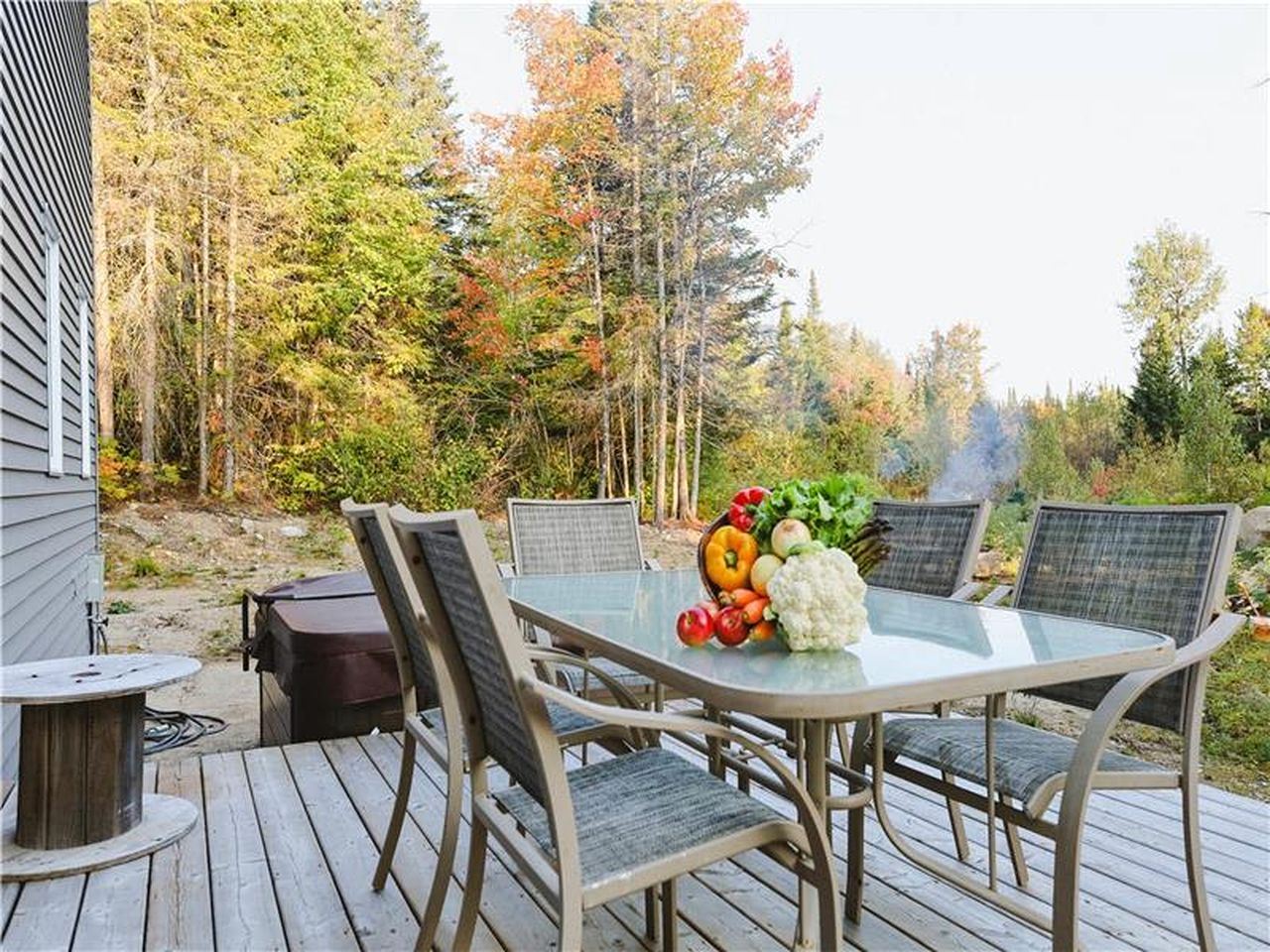 Stunning Pet-Friendly Cabin with Picnic Space, Hot-Tub and Foosball Table in Sainte Lucie des Laurentides, Quebec