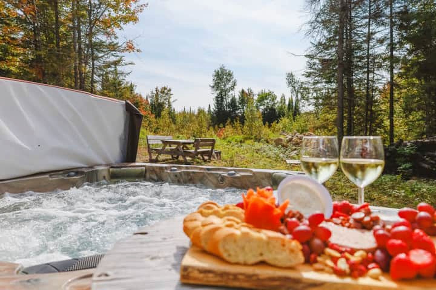 Stunning Pet-Friendly Cabin with Picnic Space, Hot-Tub and Foosball Table in Sainte Lucie des Laurentides, Quebec