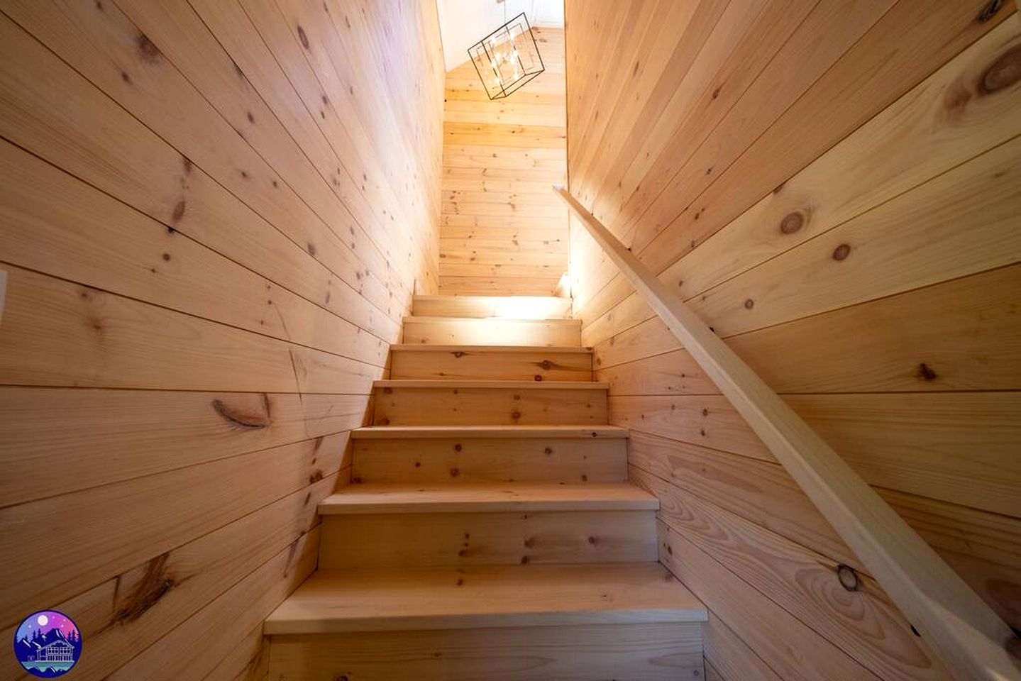 Stunning Pet-Friendly Cabin with Picnic Space, Hot-Tub and Foosball Table in Sainte Lucie des Laurentides, Quebec