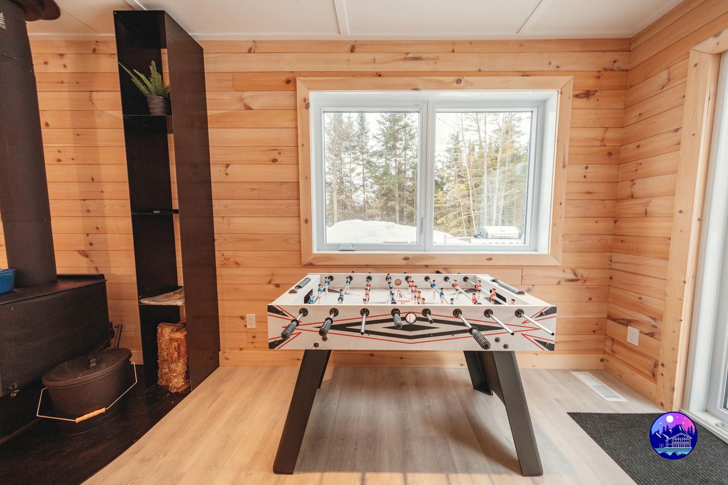 Stunning Pet-Friendly Cabin with Picnic Space, Hot-Tub and Foosball Table in Sainte Lucie des Laurentides, Quebec