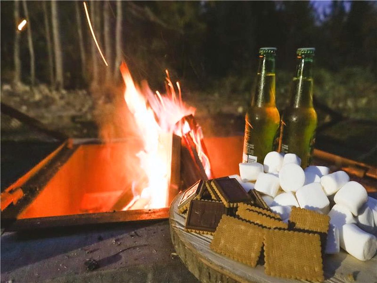 Stunning Pet-Friendly Cabin with Picnic Space, Hot-Tub and Foosball Table in Sainte Lucie des Laurentides, Quebec