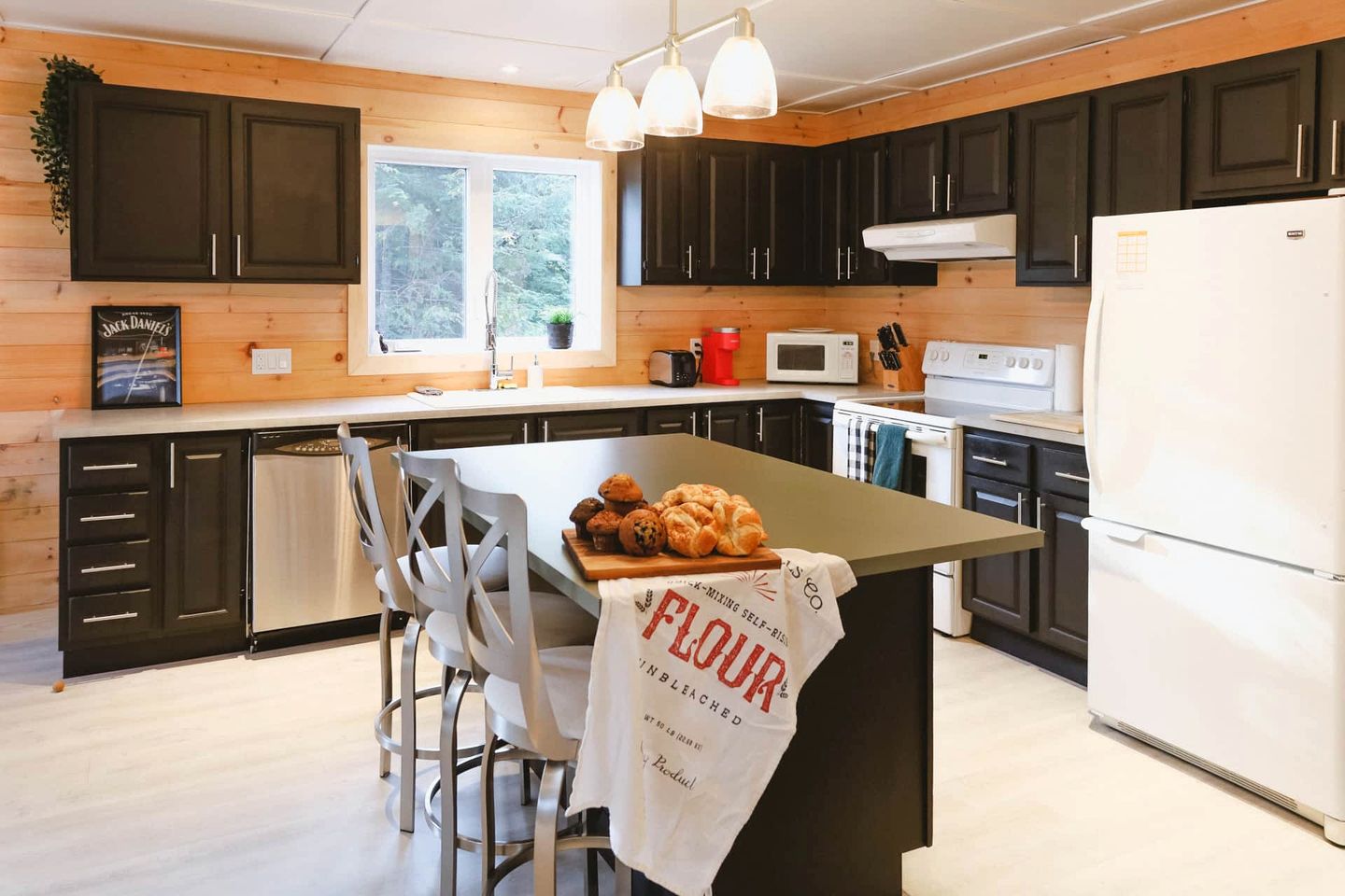 Stunning Pet-Friendly Cabin with Picnic Space, Hot-Tub and Foosball Table in Sainte Lucie des Laurentides, Quebec