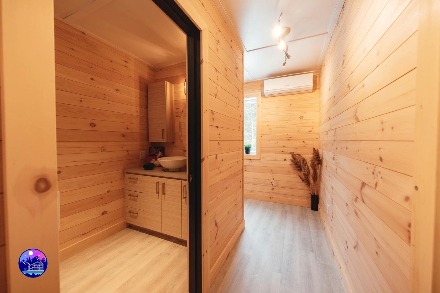 Stunning Pet-Friendly Cabin with Picnic Space, Hot-Tub and Foosball Table in Sainte Lucie des Laurentides, Quebec