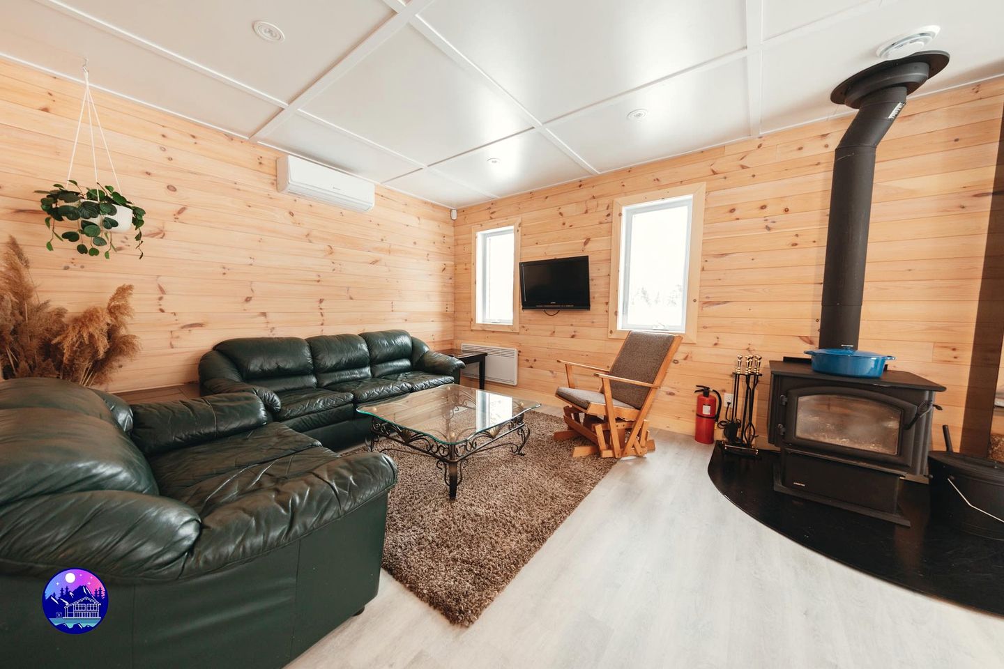 Stunning Pet-Friendly Cabin with Picnic Space, Hot-Tub and Foosball Table in Sainte Lucie des Laurentides, Quebec