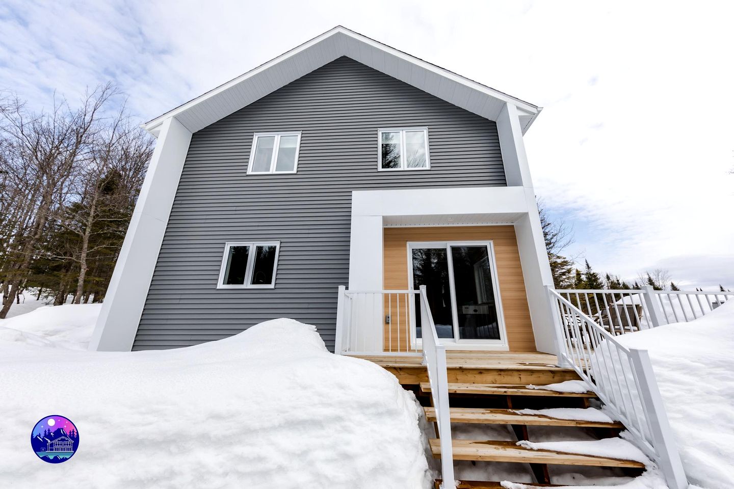 Stunning Pet-Friendly Cabin with Picnic Space, Hot-Tub and Foosball Table in Sainte Lucie des Laurentides, Quebec