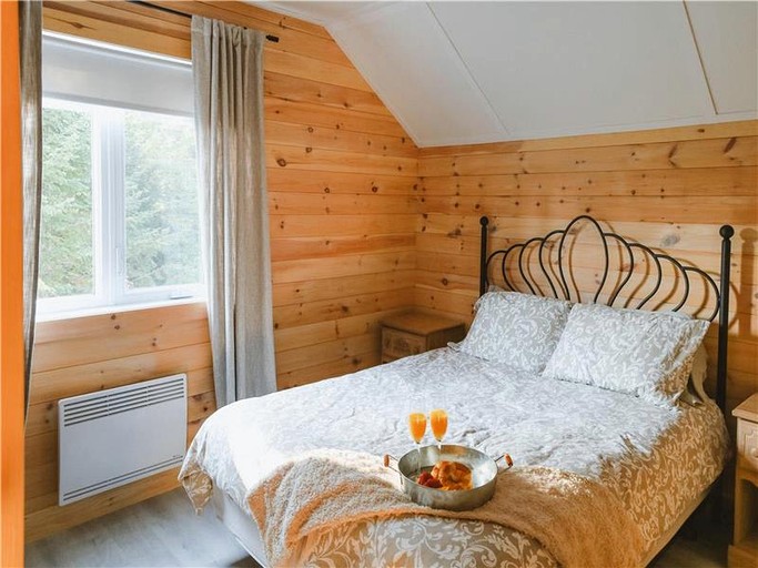 Cabins (Canada, Sainte Lucie des Laurentides, Quebec)
