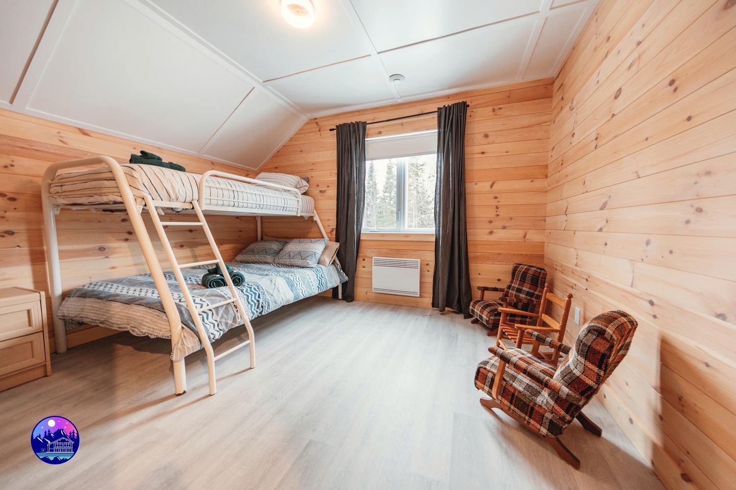 Stunning Pet-Friendly Cabin with Picnic Space, Hot-Tub and Foosball Table in Sainte Lucie des Laurentides, Quebec