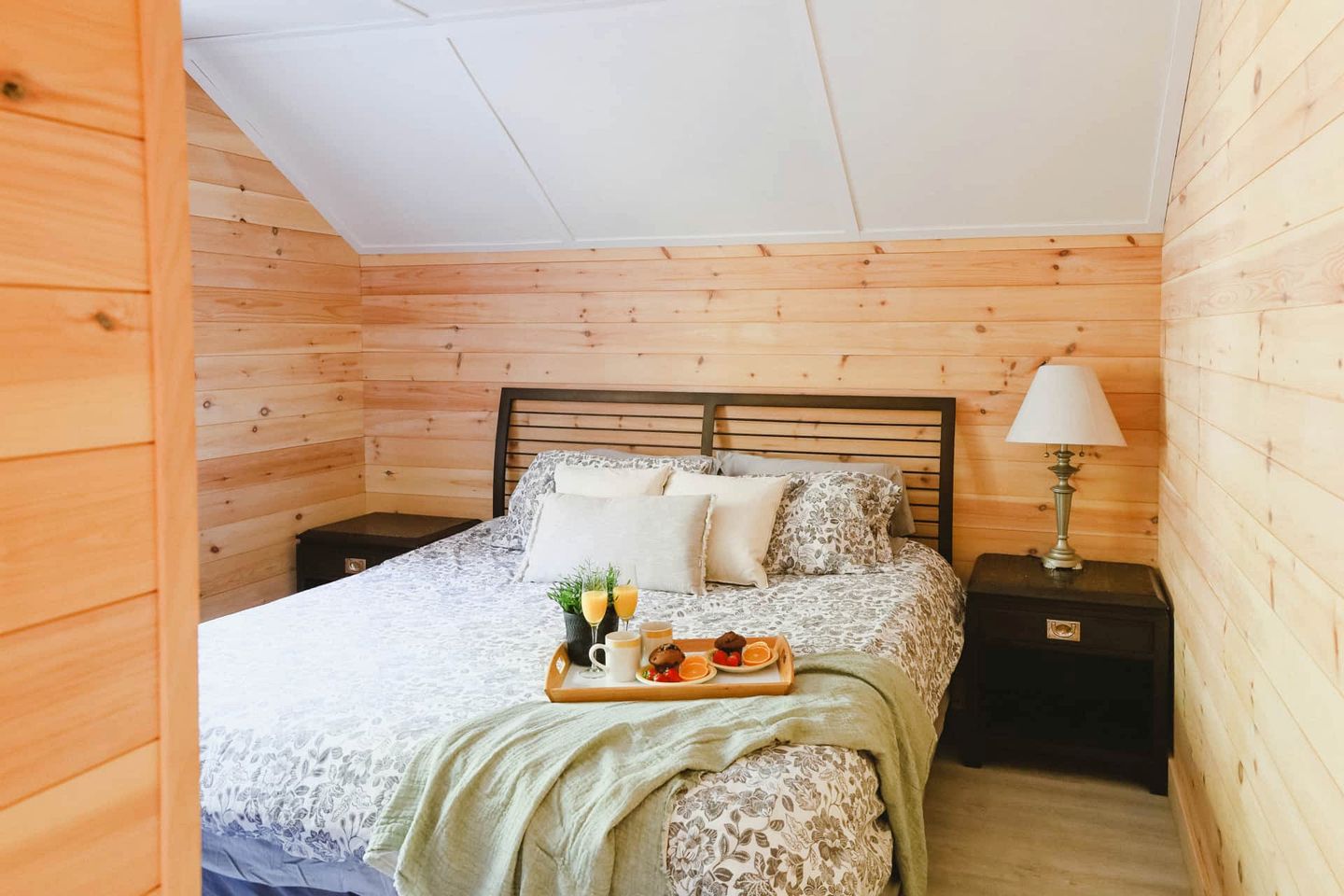 Stunning Pet-Friendly Cabin with Picnic Space, Hot-Tub and Foosball Table in Sainte Lucie des Laurentides, Quebec