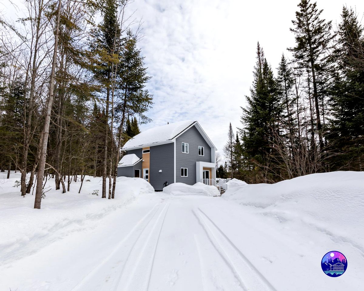 Stunning Pet-Friendly Cabin with Picnic Space, Hot-Tub and Foosball Table in Sainte Lucie des Laurentides, Quebec