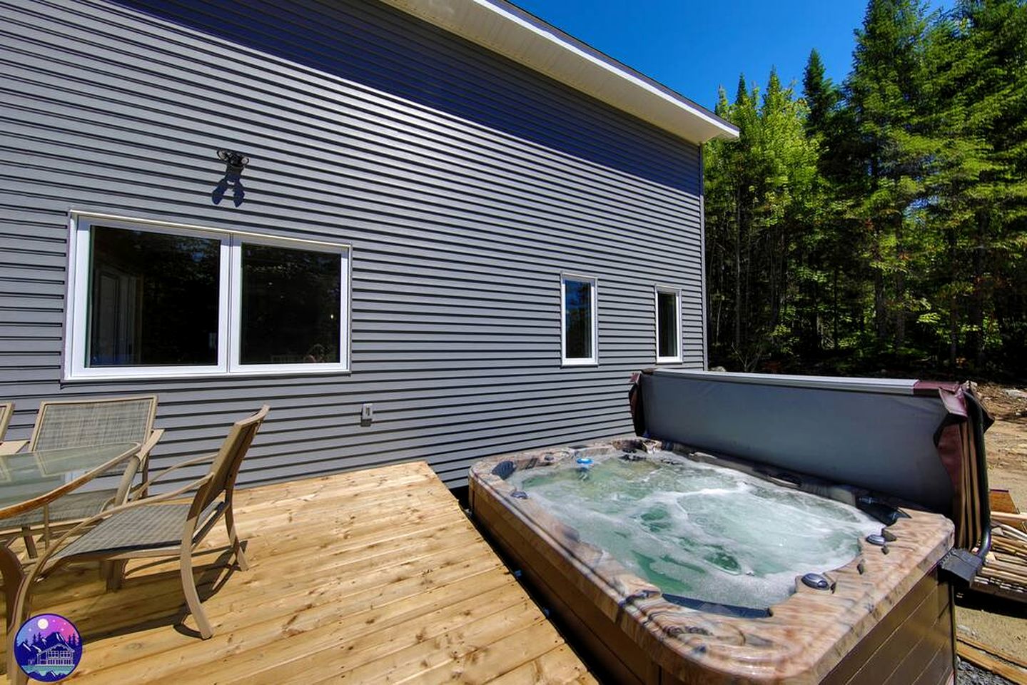 Stunning Pet-Friendly Cabin with Picnic Space, Hot-Tub and Foosball Table in Sainte Lucie des Laurentides, Quebec