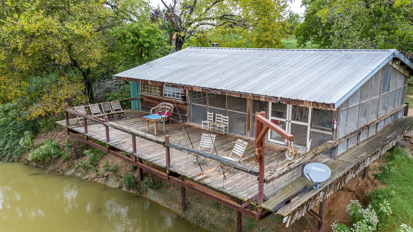 Cabins (United States of America, Chilton, Texas)