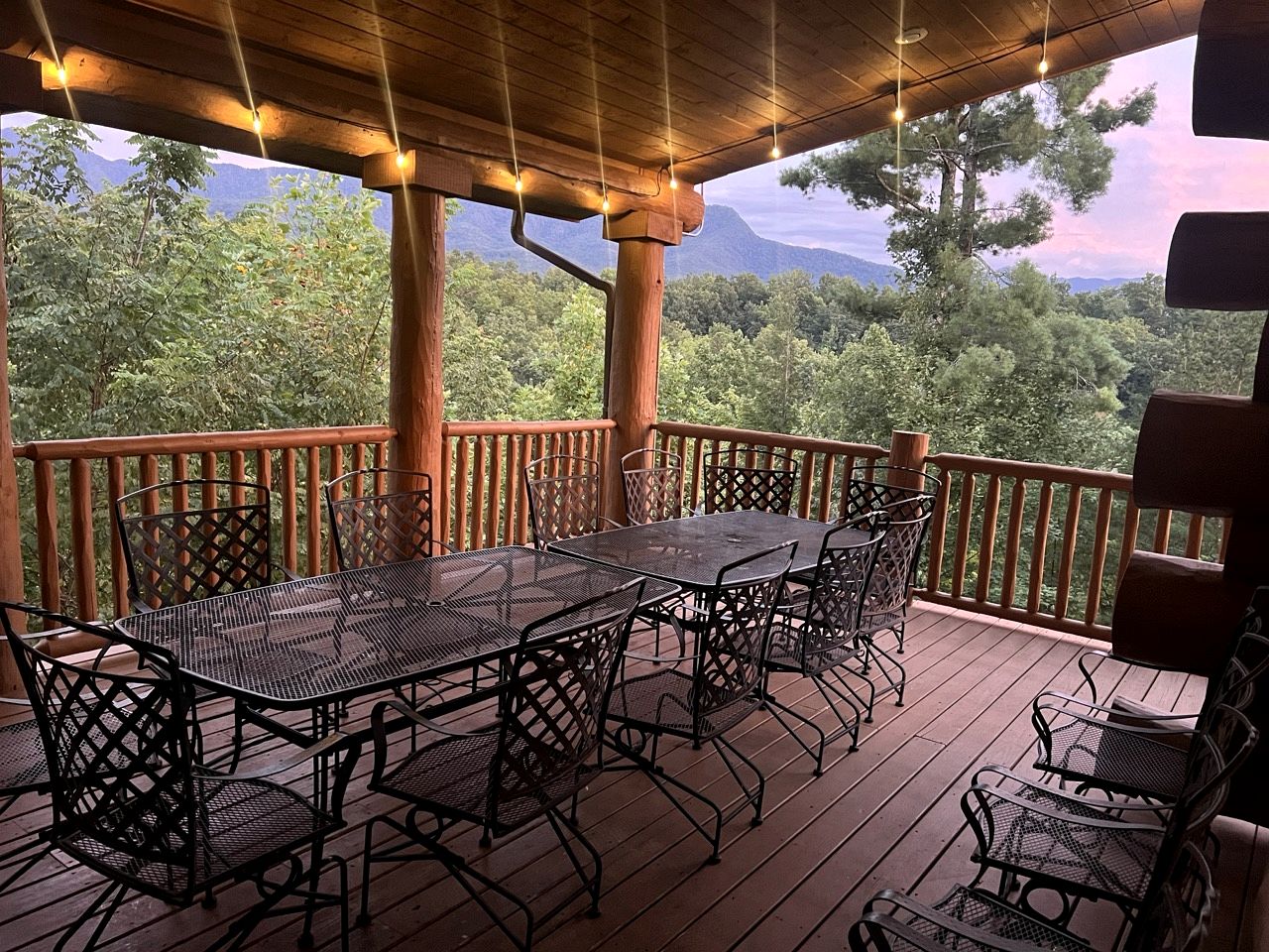 Stunning Secluded Cabin with Fire Pit and Hot-tub in Pittman Center, Tennessee