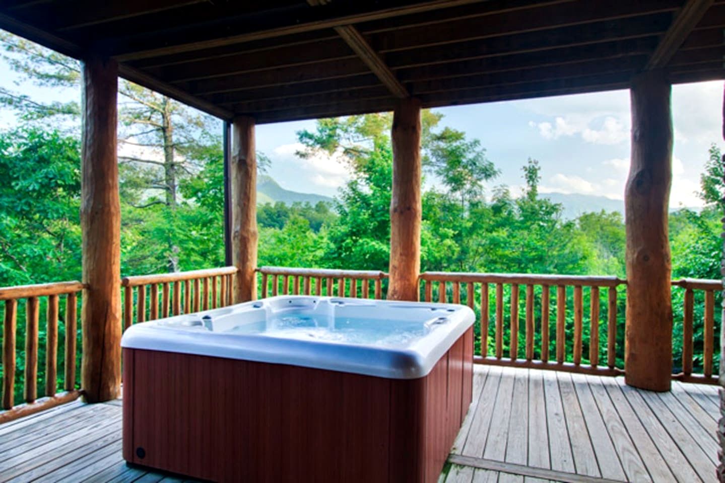 Stunning Secluded Cabin with Fire Pit and Hot-tub in Pittman Center, Tennessee
