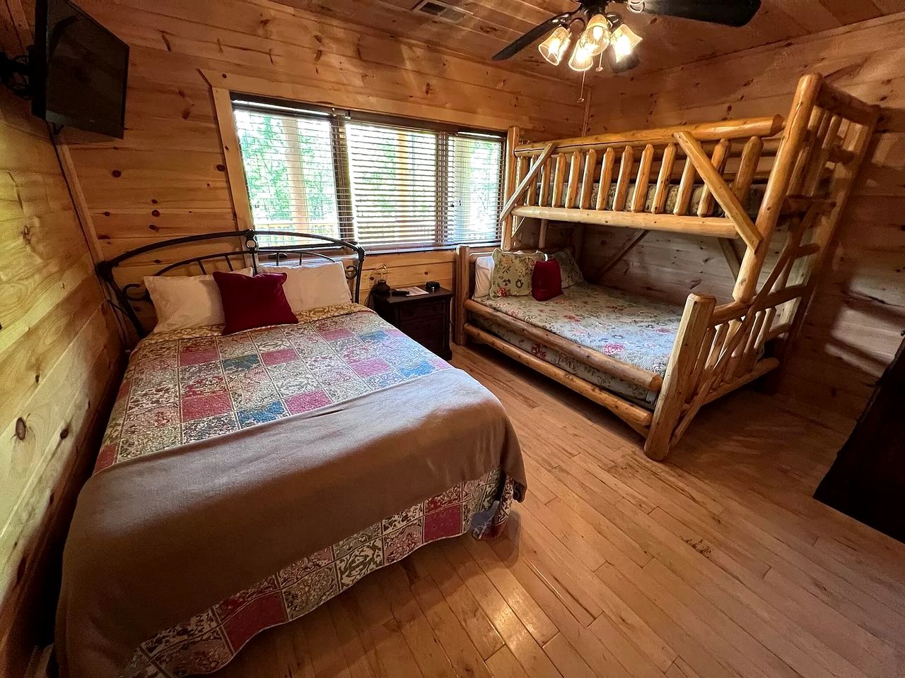 Stunning Secluded Cabin with Fire Pit and Hot-tub in Pittman Center, Tennessee