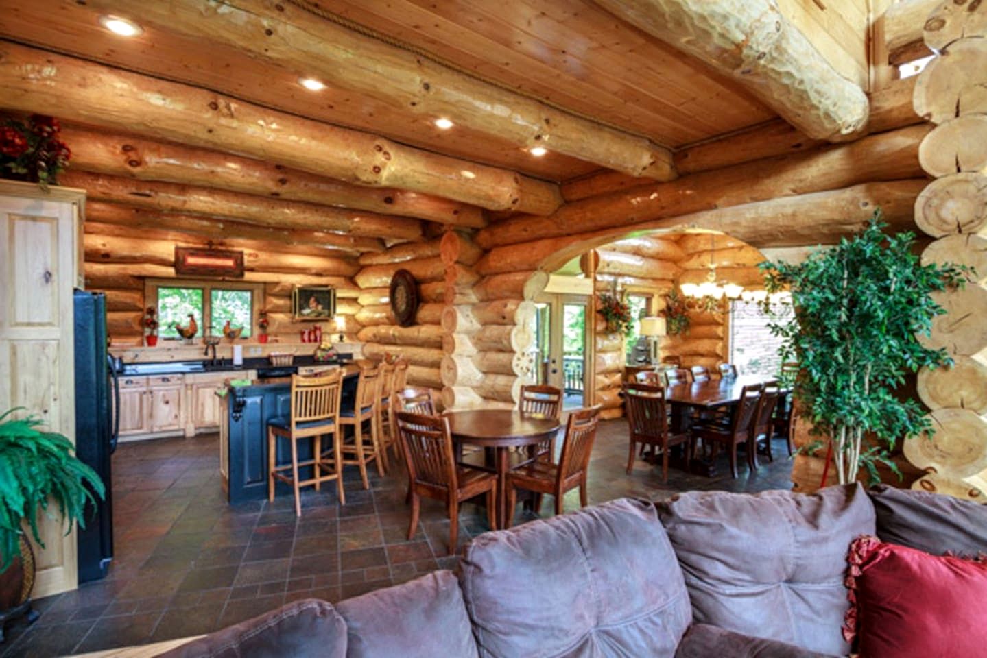 Stunning Secluded Cabin with Fire Pit and Hot-tub in Pittman Center, Tennessee