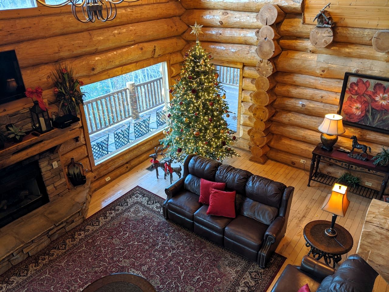 Stunning Secluded Cabin with Fire Pit and Hot-tub in Pittman Center, Tennessee