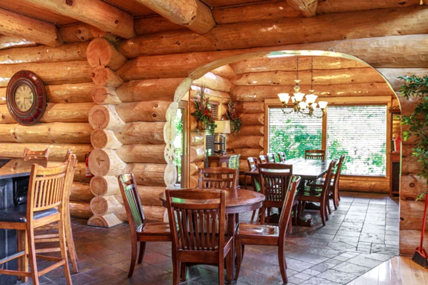 Stunning Secluded Cabin with Fire Pit and Hot-tub in Pittman Center, Tennessee