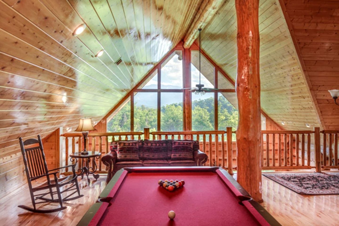 Stunning Secluded Cabin with Fire Pit and Hot-tub in Pittman Center, Tennessee