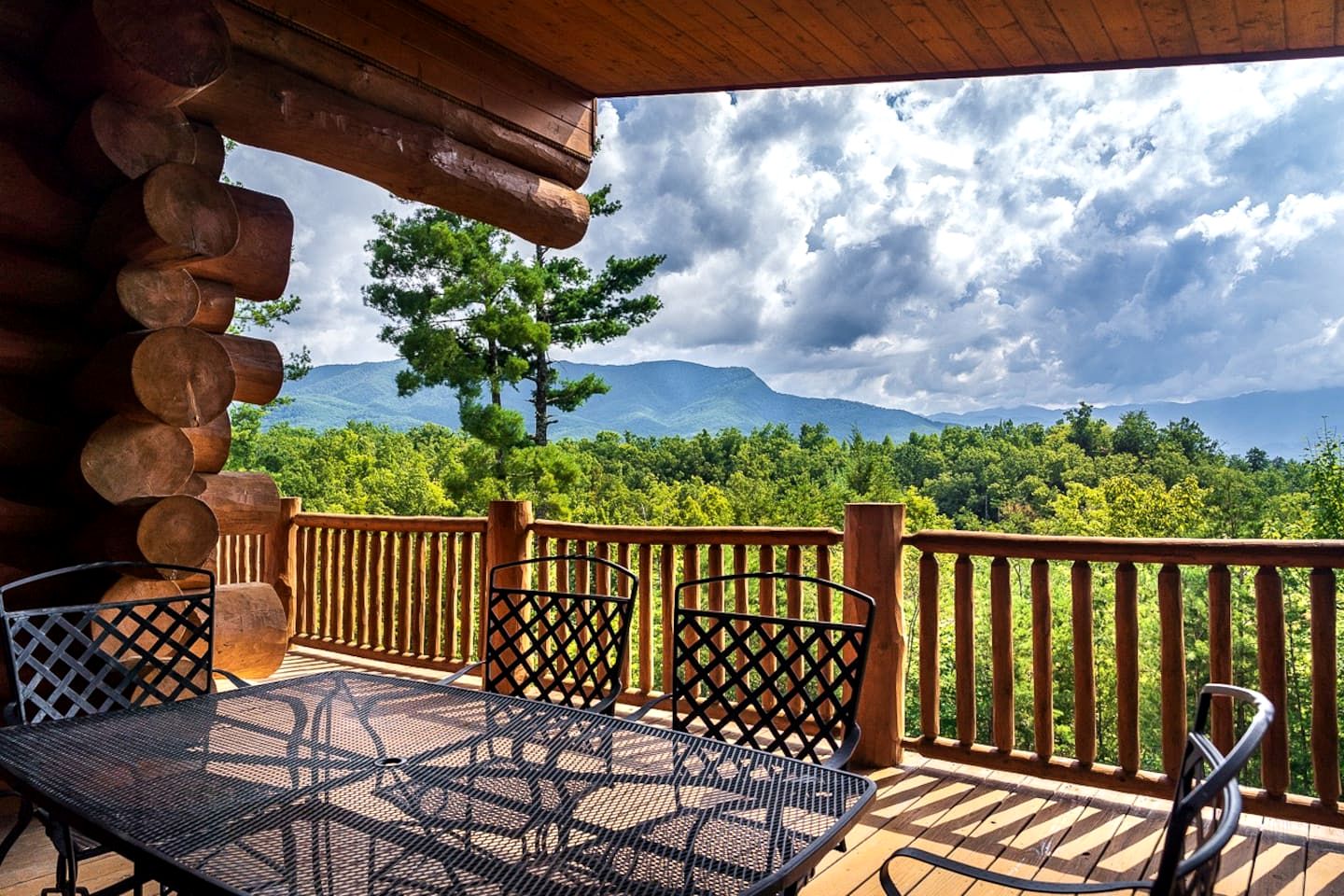 Stunning Secluded Cabin with Fire Pit and Hot-tub in Pittman Center, Tennessee