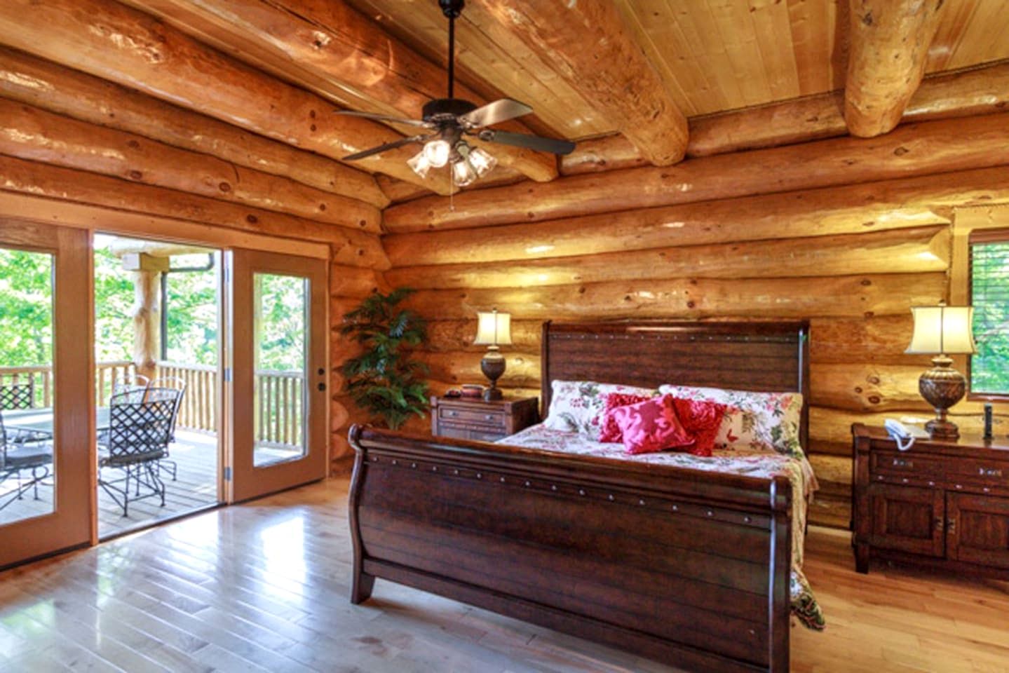 Stunning Secluded Cabin with Fire Pit and Hot-tub in Pittman Center, Tennessee