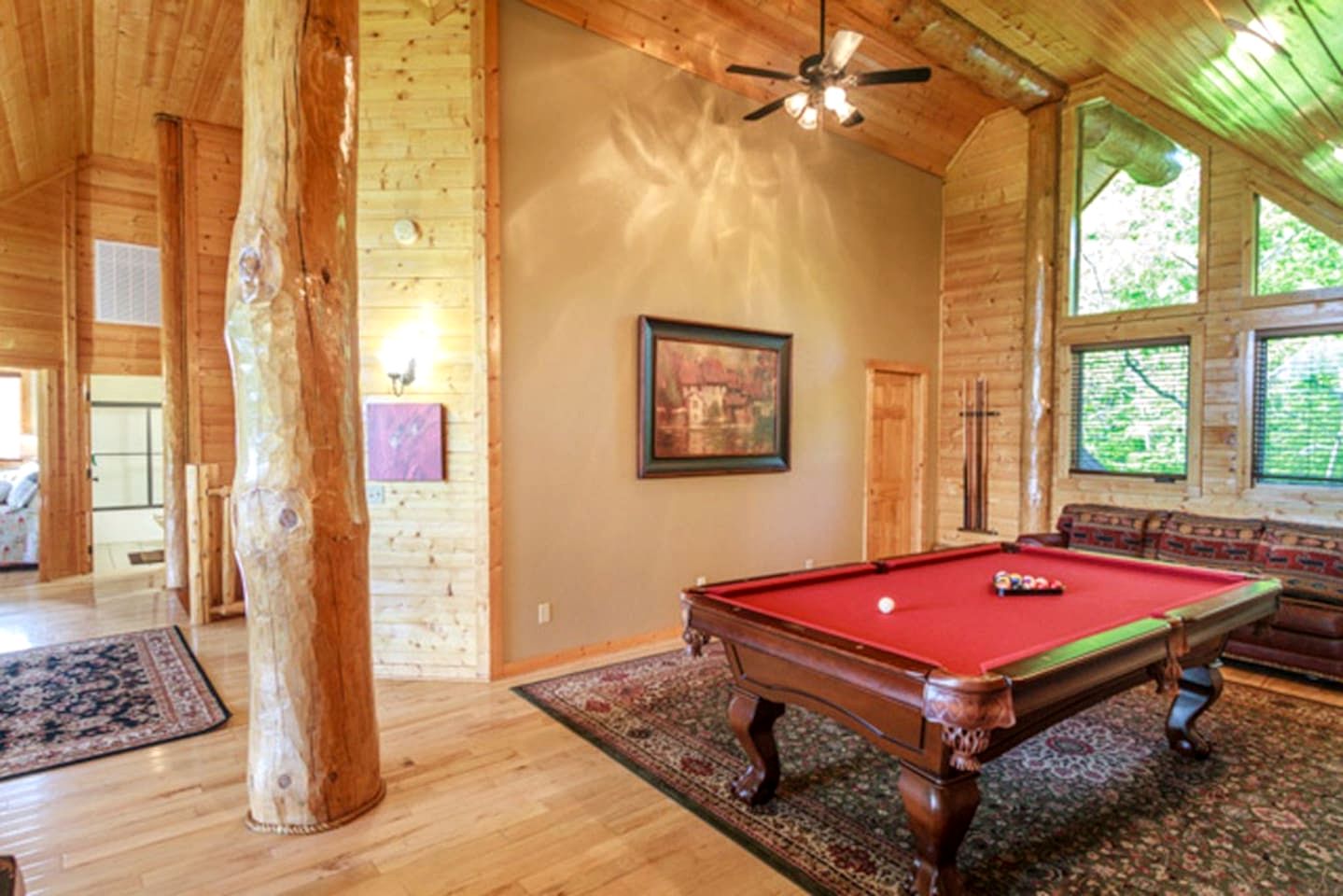 Stunning Secluded Cabin with Fire Pit and Hot-tub in Pittman Center, Tennessee