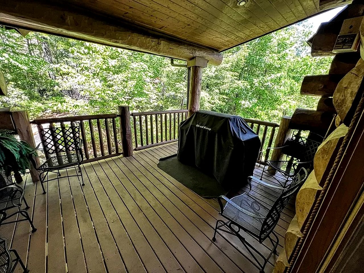 Stunning Secluded Cabin with Fire Pit and Hot-tub in Pittman Center, Tennessee