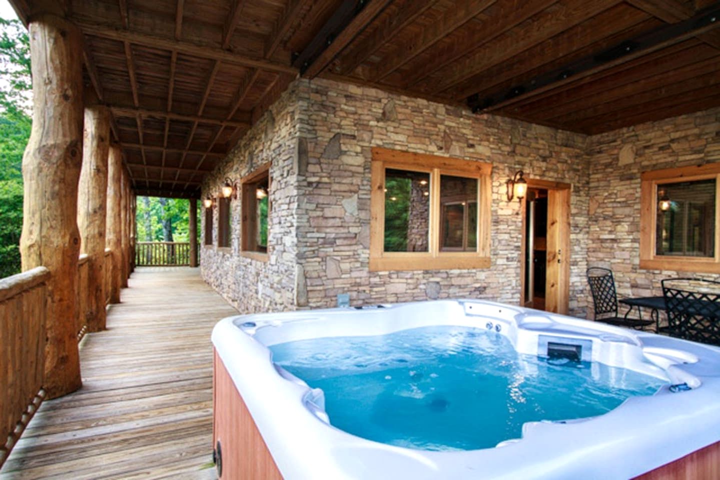 Stunning Secluded Cabin with Fire Pit and Hot-tub in Pittman Center, Tennessee