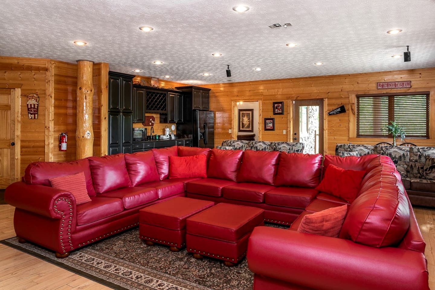 Stunning Secluded Cabin with Fire Pit and Hot-tub in Pittman Center, Tennessee