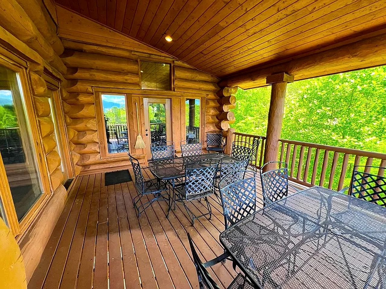 Stunning Secluded Cabin with Fire Pit and Hot-tub in Pittman Center, Tennessee