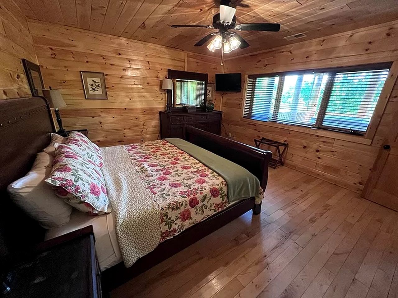 Stunning Secluded Cabin with Fire Pit and Hot-tub in Pittman Center, Tennessee