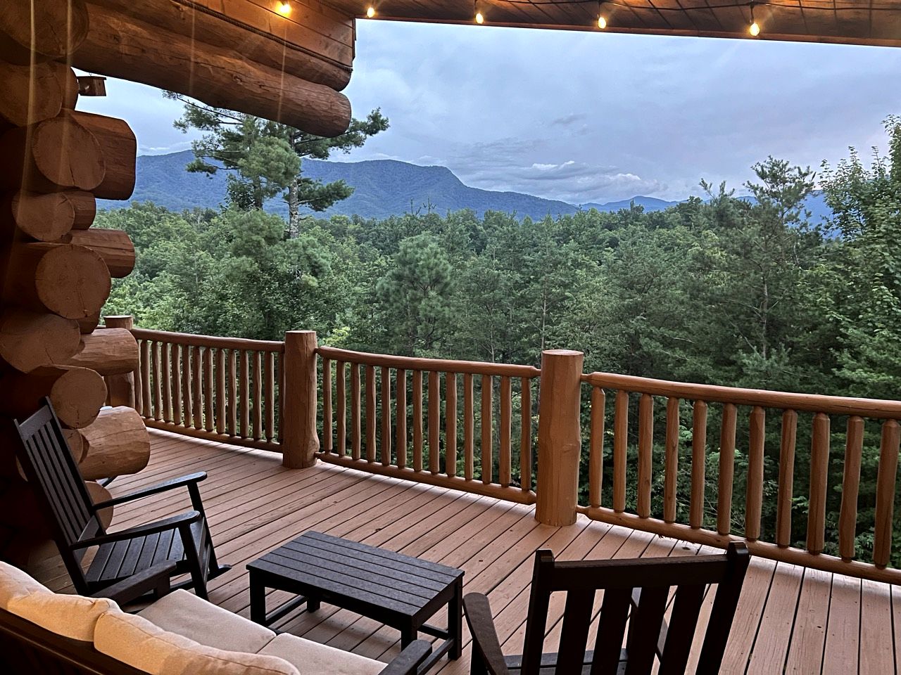 Stunning Secluded Cabin with Fire Pit and Hot-tub in Pittman Center, Tennessee