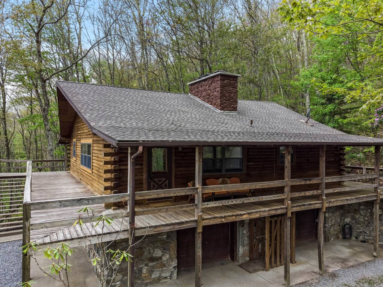 Cozy Group Cabin Surrounded by Nature in North Carolina