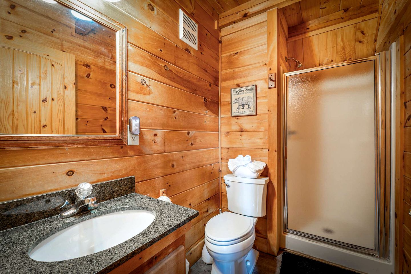 Stunning Smoky Mountain Log Cabin with 270° Views, Luxury Amenities & Hot Tub near Gatlinburg, TN