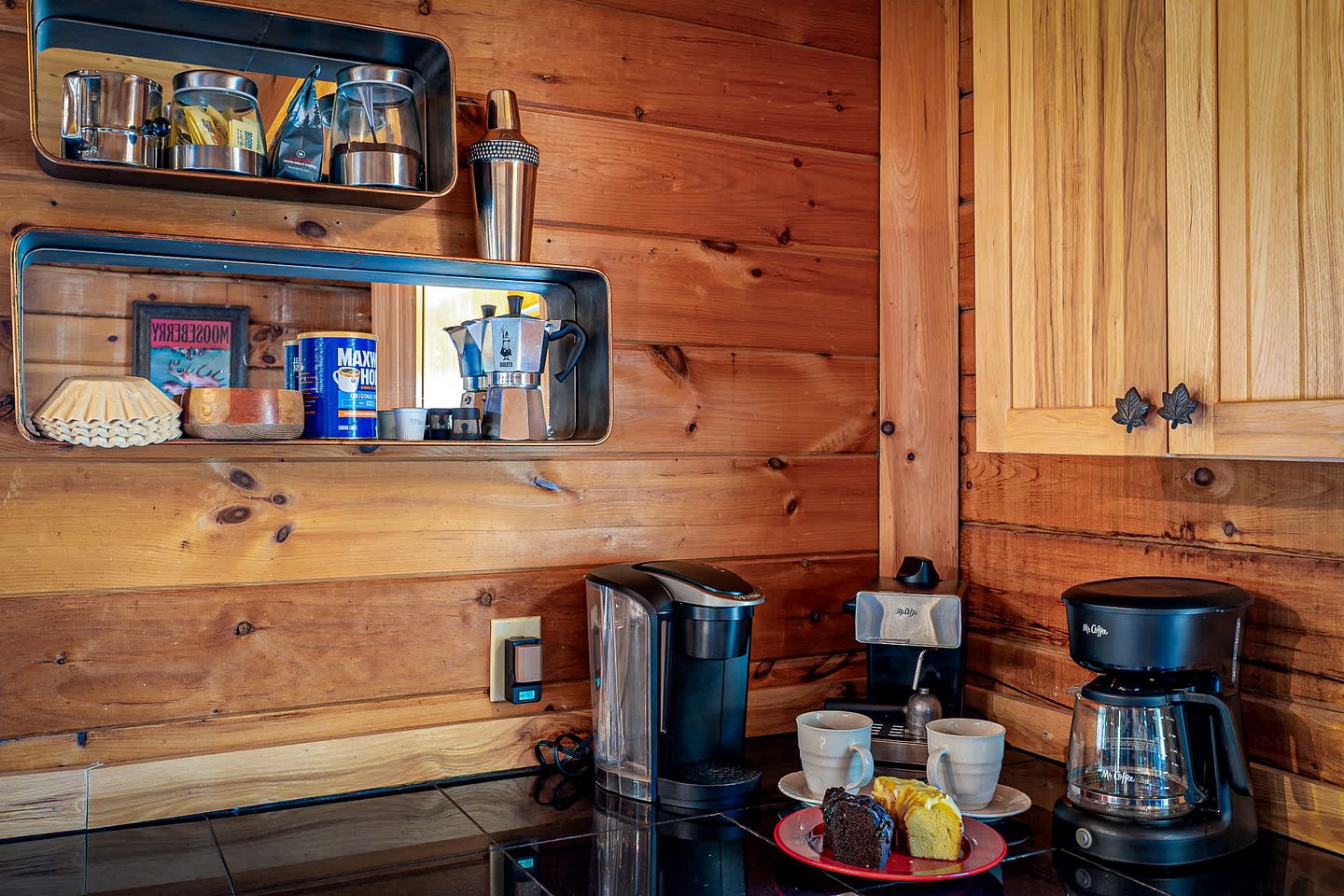 Stunning Smoky Mountain Log Cabin with 270° Views, Luxury Amenities & Hot Tub near Gatlinburg, TN