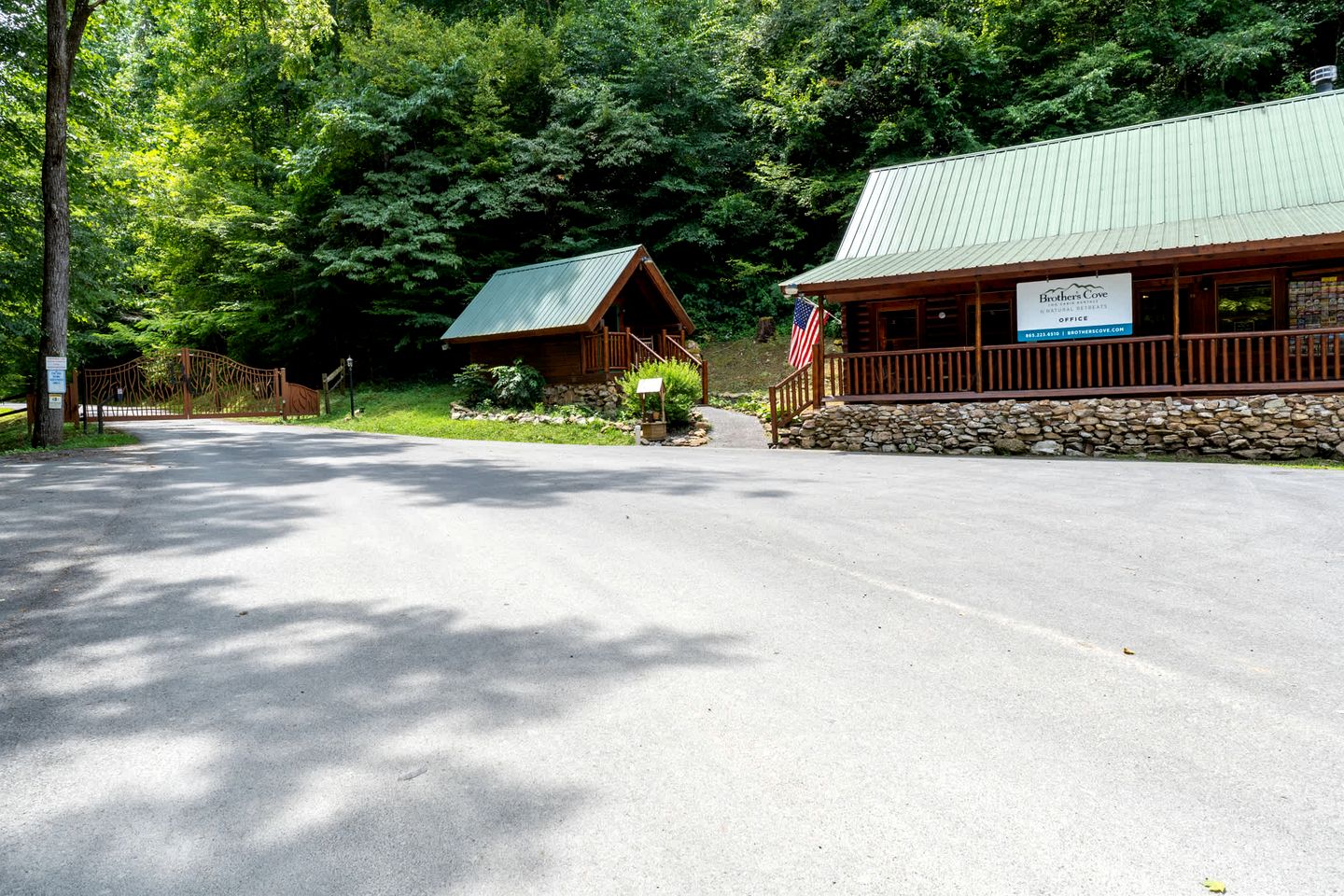 Stunning Smoky Mountain Log Cabin with 270° Views, Luxury Amenities & Hot Tub near Gatlinburg, TN
