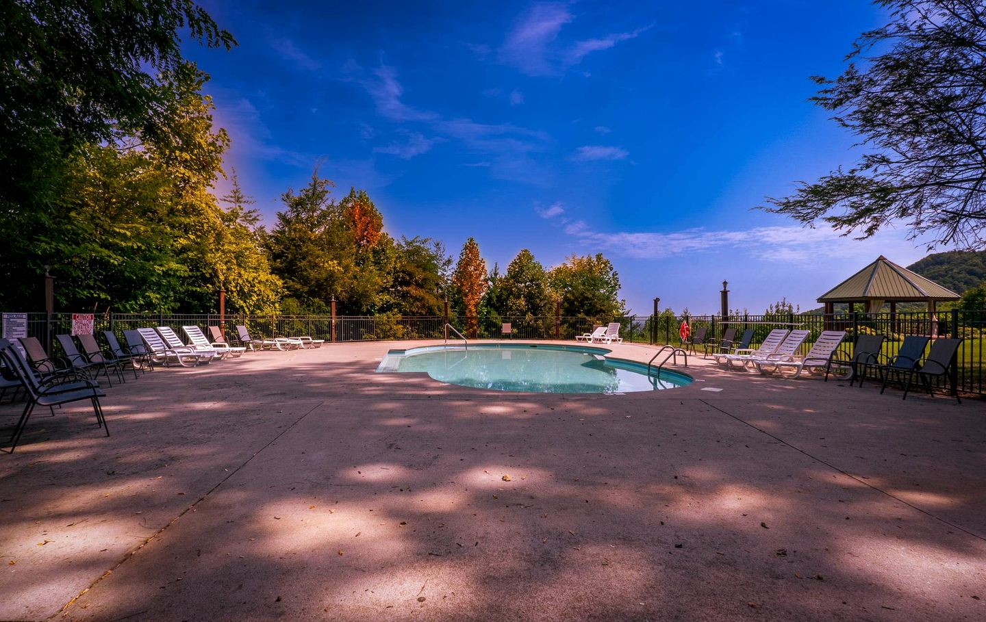 Stunning Smoky Mountain Log Cabin with 270° Views, Luxury Amenities & Hot Tub near Gatlinburg, TN