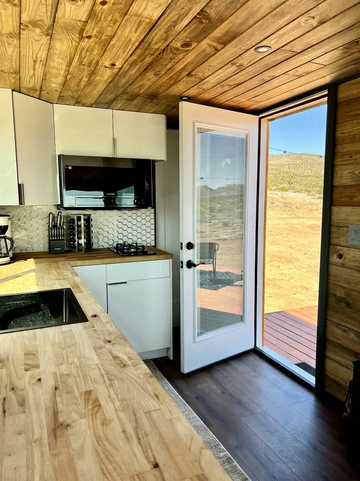 Stunning Tiny House with Picnic Space, Barbecue and Fire Pit in Meadview, Arizona