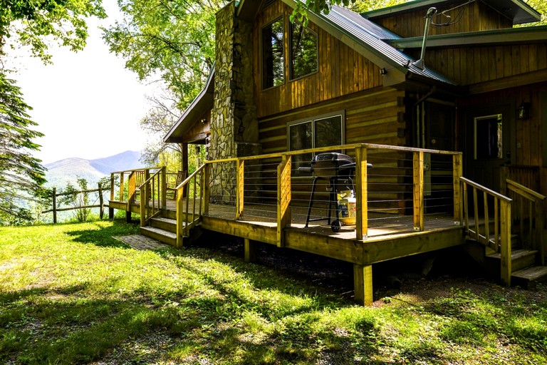 Stunning Wooden Cabin with Barbecue in Sylva, North Carolina