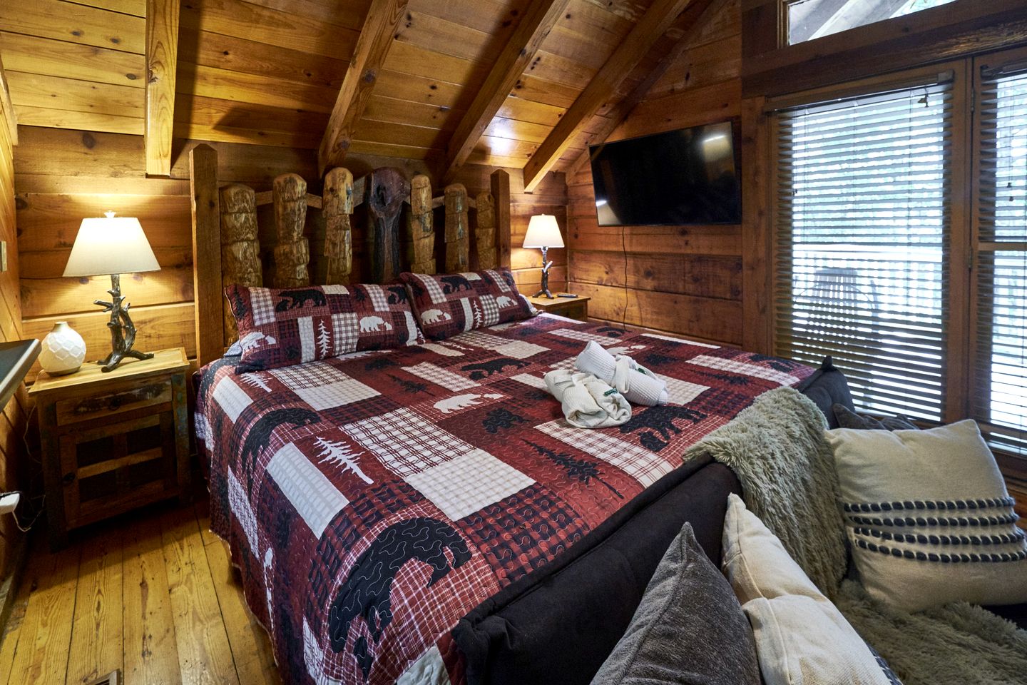 Stunning Wooden Cottage with Hot-tub in Sevierville, Tennessee