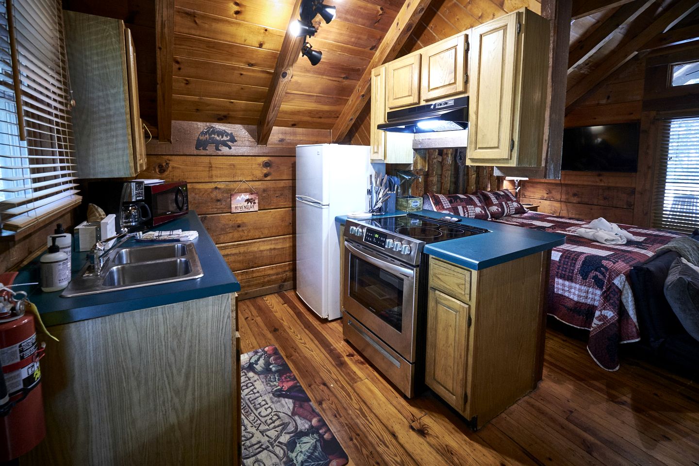 Stunning Wooden Cottage with Hot-tub in Sevierville, Tennessee
