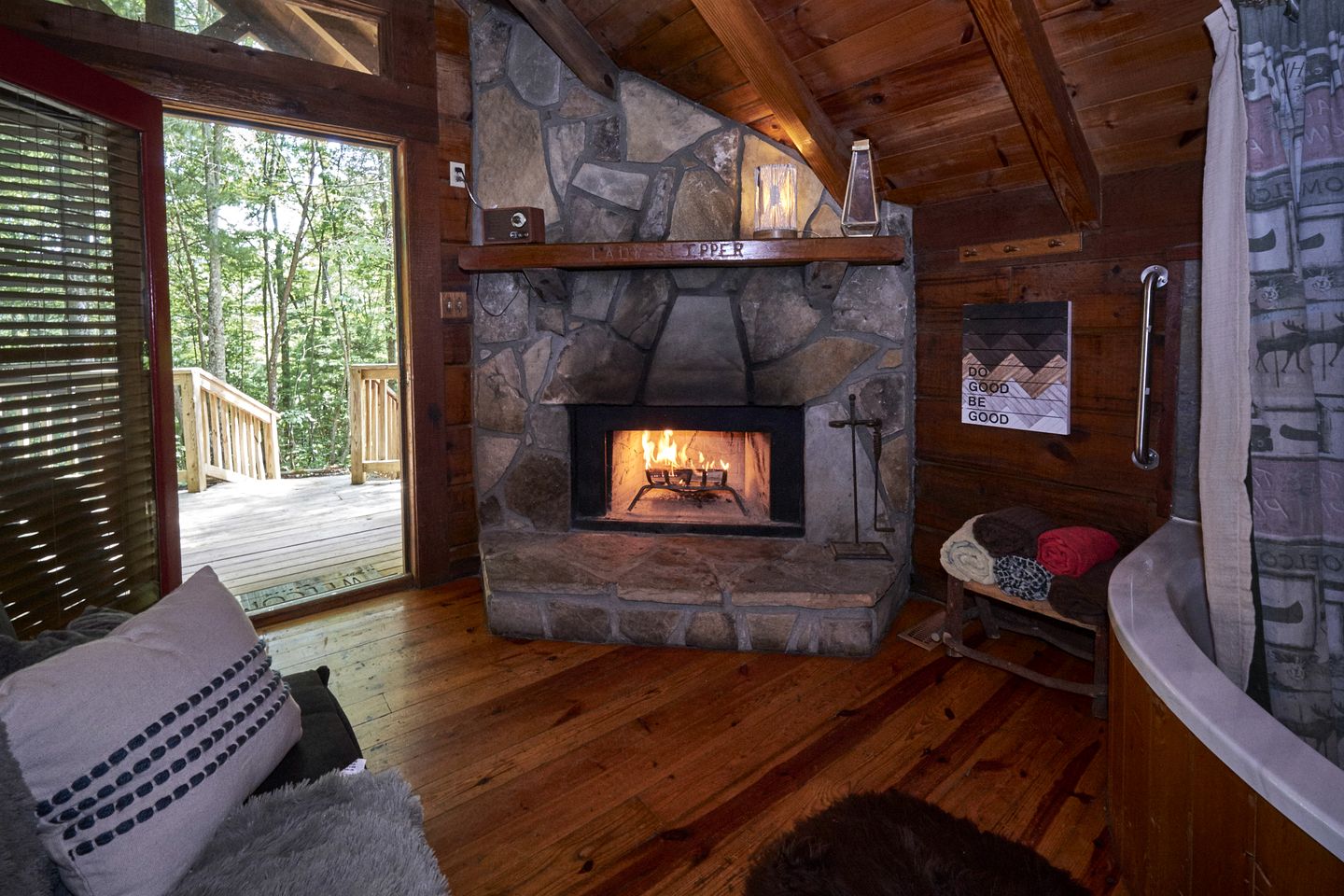 Stunning Wooden Cottage with Hot-tub in Sevierville, Tennessee