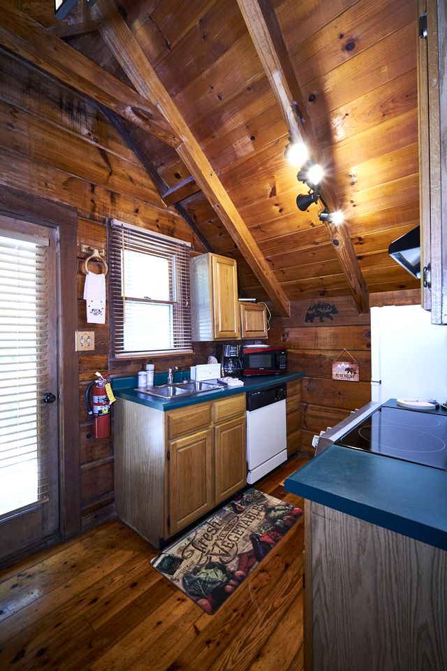 Stunning Wooden Cottage with Hot-tub in Sevierville, Tennessee