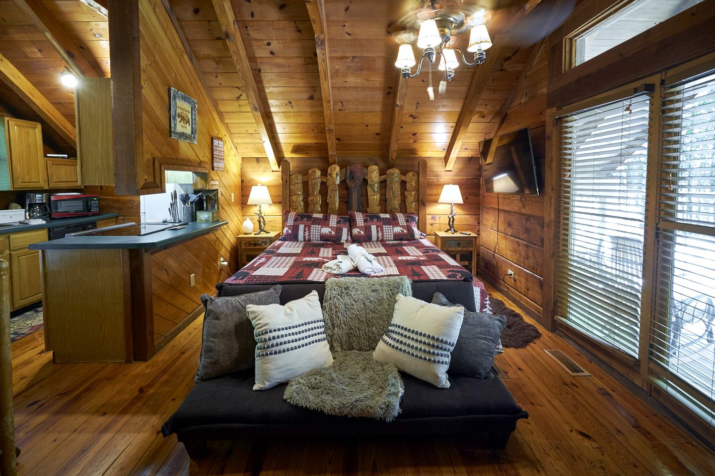 Stunning Wooden Cottage with Hot-tub in Sevierville, Tennessee