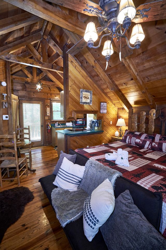 Stunning Wooden Cottage with Hot-tub in Sevierville, Tennessee