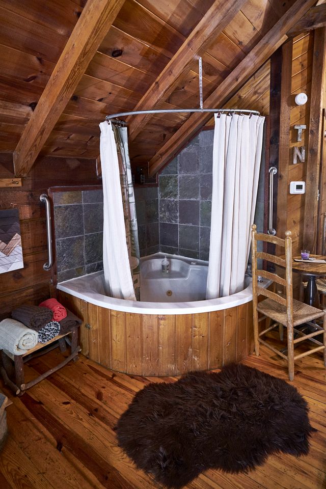 Stunning Wooden Cottage with Hot-tub in Sevierville, Tennessee