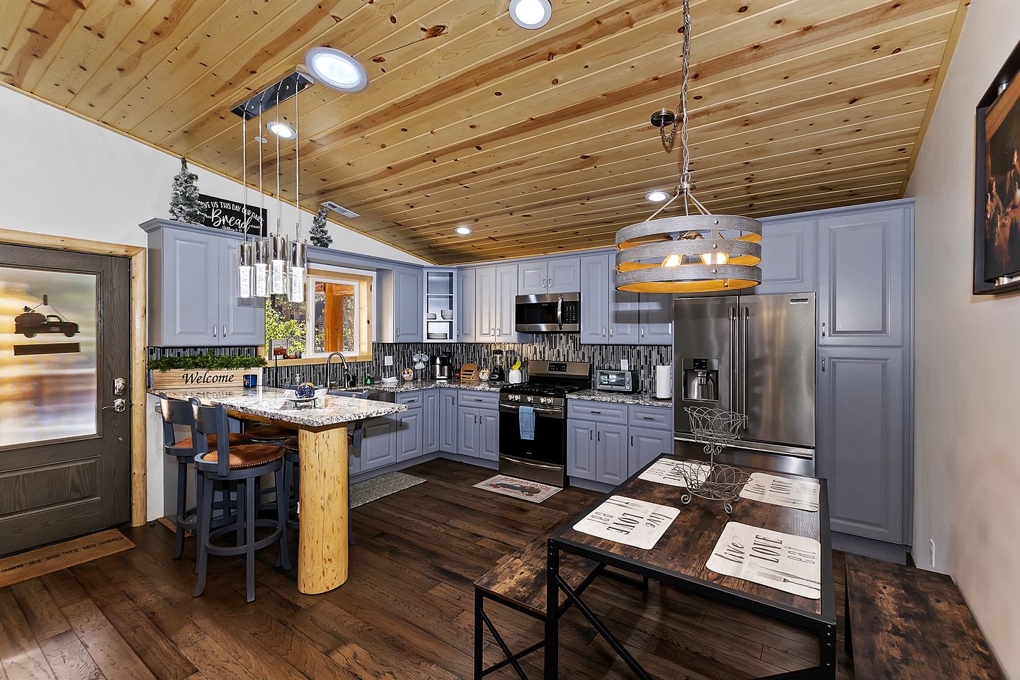 Pet-friendly Cabin with Private Patio Perfect for Hiking Trails in Big Bear City, California